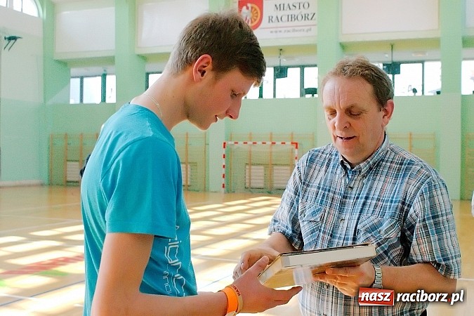Zdjęcie w galerii na portalu naszraciborz.pl: Halowe zmagania w Arenie Rafako. Puchar Racibora pojechał do Pyskowic. Zespoły z Raciborza poza podium wiadomości z regionu