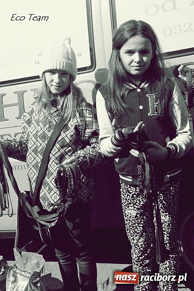 Zdjęcie w galerii na portalu naszraciborz.pl: Eco Team z darami w Schronisku dla Bezdomnych Zwierząt wiadomości z regionu