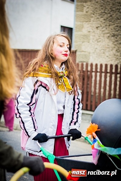 Zdjęcie w galerii na portalu naszraciborz.pl: Marzyna i Marzyniok na ulicach Samborowic wiadomości z regionu