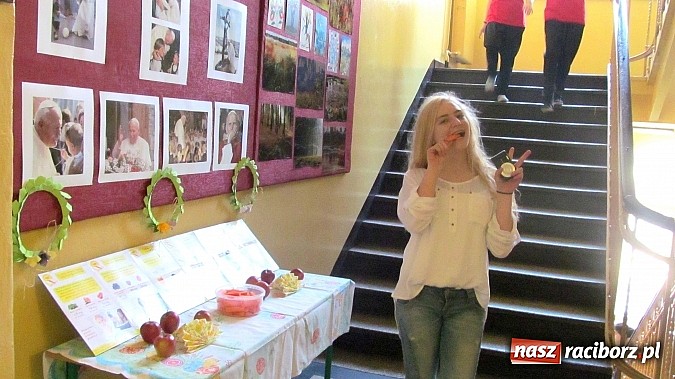 Zdjęcie w galerii na portalu naszraciborz.pl: Zdrowo i kolorowo w Dzień Wiosny w Gimnazjum Nr 5  wiadomości z regionu