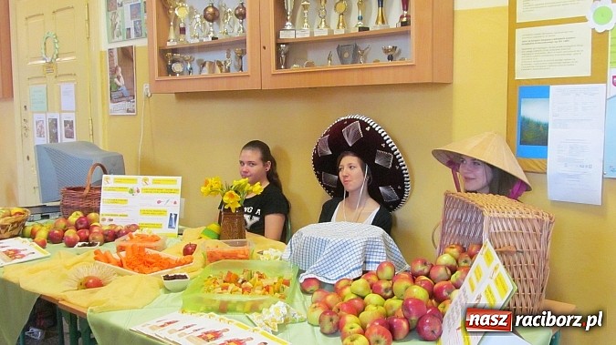 Zdjęcie w galerii na portalu naszraciborz.pl: Zdrowo i kolorowo w Dzień Wiosny w Gimnazjum Nr 5  wiadomości z regionu