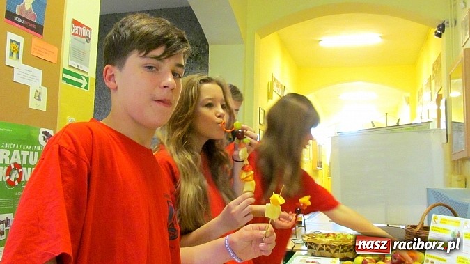 Zdjęcie w galerii na portalu naszraciborz.pl: Zdrowo i kolorowo w Dzień Wiosny w Gimnazjum Nr 5  wiadomości z regionu