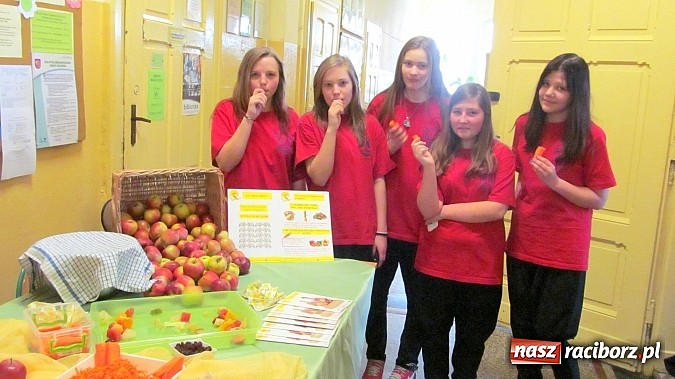 Zdjęcie w galerii na portalu naszraciborz.pl: Zdrowo i kolorowo w Dzień Wiosny w Gimnazjum Nr 5  wiadomości z regionu