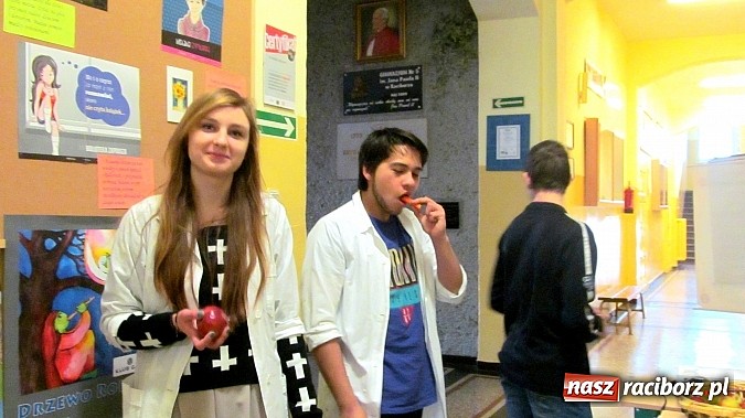 Zdjęcie w galerii na portalu naszraciborz.pl: Zdrowo i kolorowo w Dzień Wiosny w Gimnazjum Nr 5  wiadomości z regionu