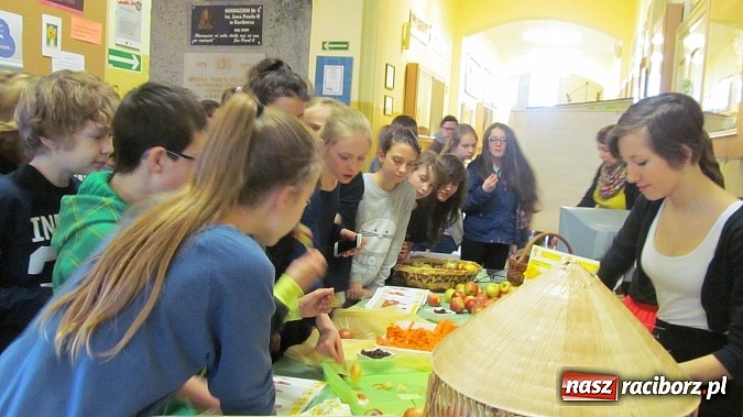 Zdjęcie w galerii na portalu naszraciborz.pl: Zdrowo i kolorowo w Dzień Wiosny w Gimnazjum Nr 5  wiadomości z regionu