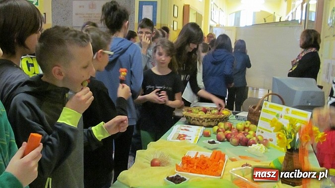 Zdjęcie w galerii na portalu naszraciborz.pl: Zdrowo i kolorowo w Dzień Wiosny w Gimnazjum Nr 5  wiadomości z regionu