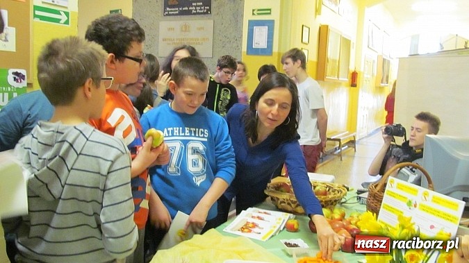 Zdjęcie w galerii na portalu naszraciborz.pl: Zdrowo i kolorowo w Dzień Wiosny w Gimnazjum Nr 5  wiadomości z regionu
