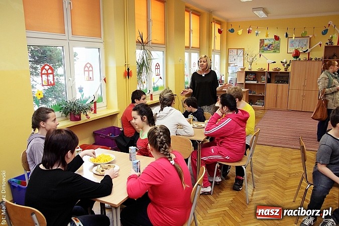 Zdjęcie w galerii na portalu naszraciborz.pl: Uczniowie z SP 13 spędzili Dzień Otwarty z dziećmi z Czech  wiadomości z regionu