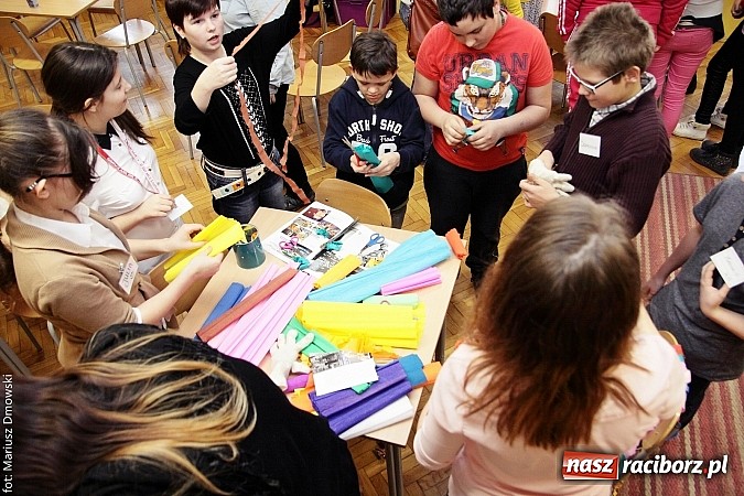Zdjęcie w galerii na portalu naszraciborz.pl: Uczniowie z SP 13 spędzili Dzień Otwarty z dziećmi z Czech  wiadomości z regionu