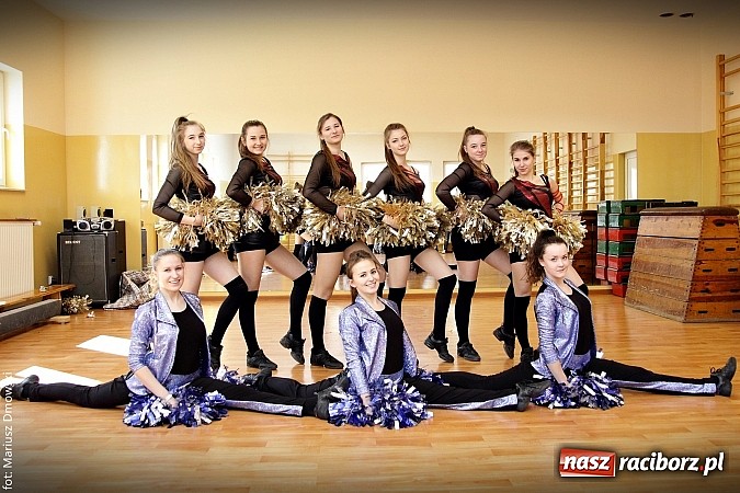 Zdjęcie w galerii na portalu naszraciborz.pl: Hipiski i dresiarze w I LO  wiadomości z regionu