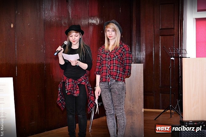 Zdjęcie w galerii na portalu naszraciborz.pl: Hipiski i dresiarze w I LO  wiadomości z regionu