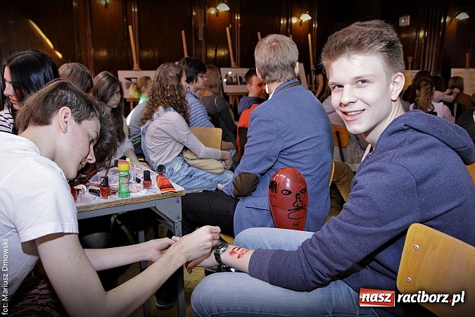 Zdjęcie w galerii na portalu naszraciborz.pl: Hipiski i dresiarze w I LO  wiadomości z regionu