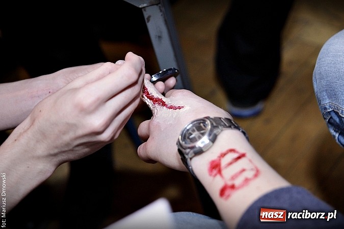 Zdjęcie w galerii na portalu naszraciborz.pl: Hipiski i dresiarze w I LO  wiadomości z regionu