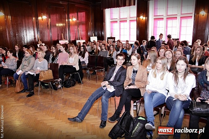 Zdjęcie w galerii na portalu naszraciborz.pl: Hipiski i dresiarze w I LO  wiadomości z regionu