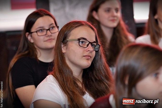 Zdjęcie w galerii na portalu naszraciborz.pl: Hipiski i dresiarze w I LO  wiadomości z regionu