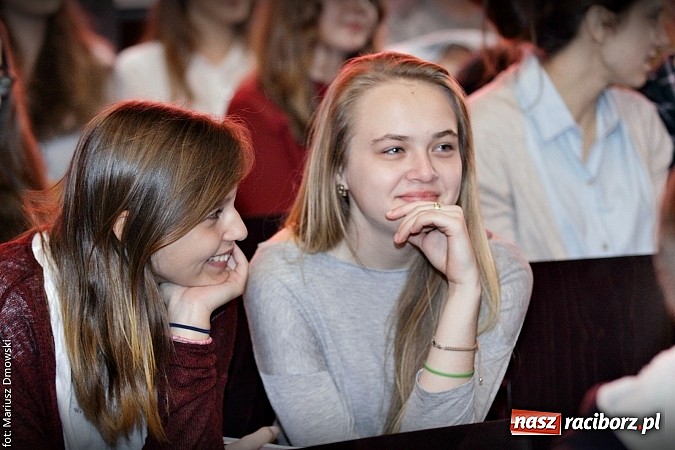 Zdjęcie w galerii na portalu naszraciborz.pl: Hipiski i dresiarze w I LO  wiadomości z regionu