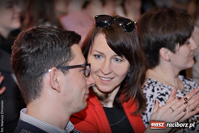 Zdjęcie w galerii na portalu naszraciborz.pl: Hipiski i dresiarze w I LO  wiadomości z regionu