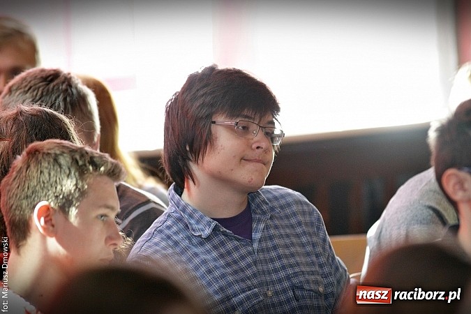 Zdjęcie w galerii na portalu naszraciborz.pl: Hipiski i dresiarze w I LO  wiadomości z regionu