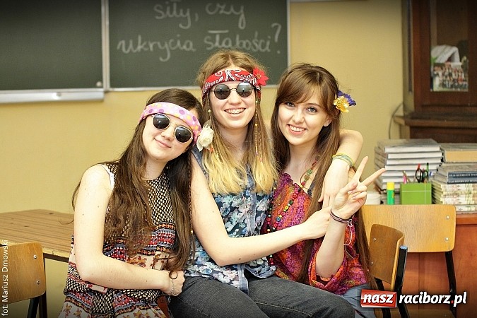 Zdjęcie w galerii na portalu naszraciborz.pl: Hipiski i dresiarze w I LO  wiadomości z regionu