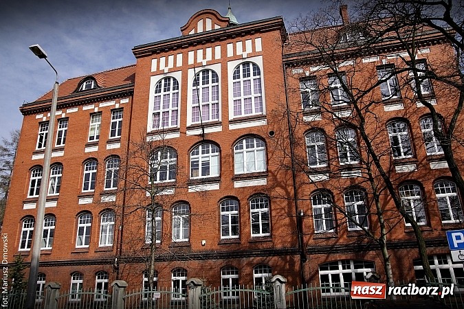 Zdjęcie w galerii na portalu naszraciborz.pl: Hipiski i dresiarze w I LO  wiadomości z regionu
