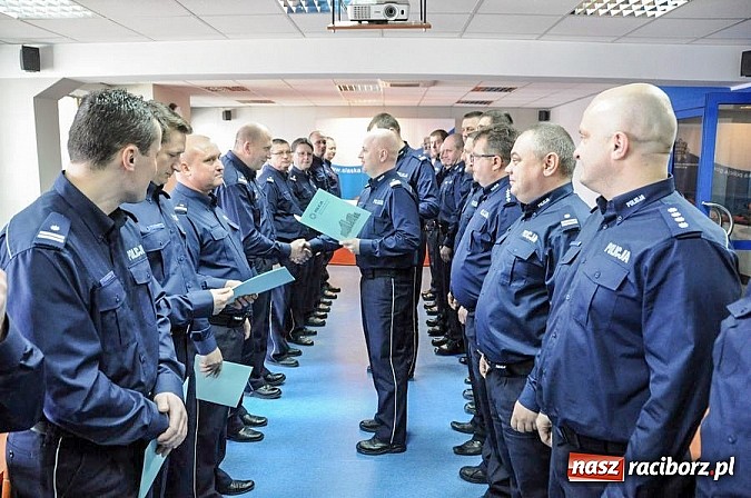 Zdjęcie w galerii na portalu naszraciborz.pl: Wczesna interwencja - komendant z Krzyżanowic z certyfikatem wiadomości z regionu