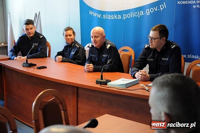 Zdjęcie w galerii na portalu naszraciborz.pl: Wczesna interwencja - komendant z Krzyżanowic z certyfikatem wiadomości z regionu