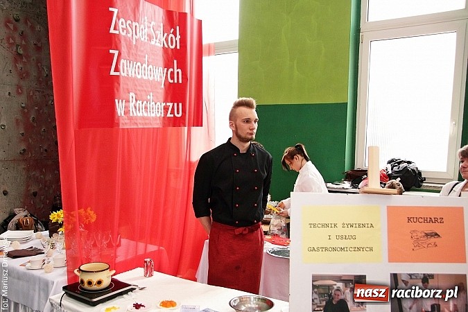 Zdjęcie w galerii na portalu naszraciborz.pl: MOS zapełnił się dziś gimnazjalistami  wiadomości z regionu