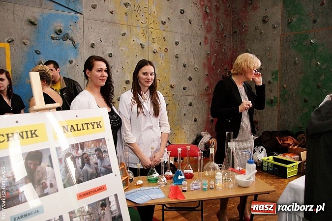 Zdjęcie w galerii na portalu naszraciborz.pl: MOS zapełnił się dziś gimnazjalistami  wiadomości z regionu