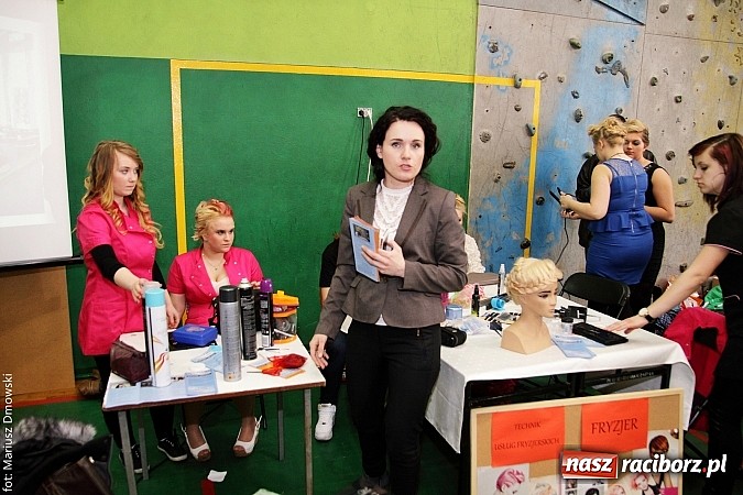 Zdjęcie w galerii na portalu naszraciborz.pl: MOS zapełnił się dziś gimnazjalistami  wiadomości z regionu