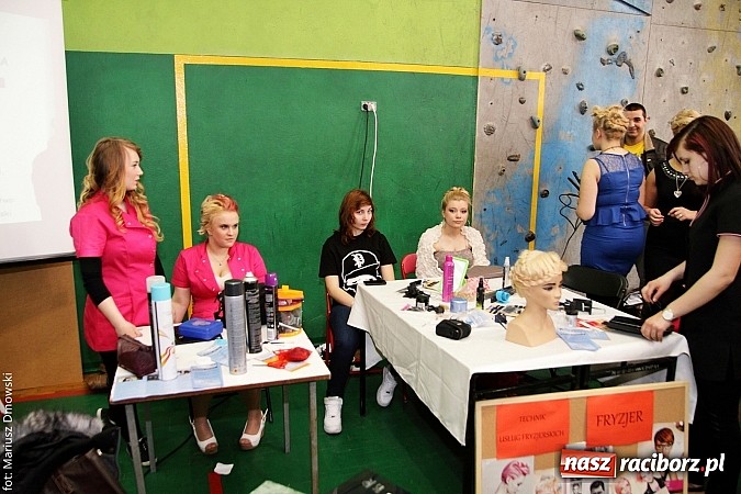 Zdjęcie w galerii na portalu naszraciborz.pl: MOS zapełnił się dziś gimnazjalistami  wiadomości z regionu