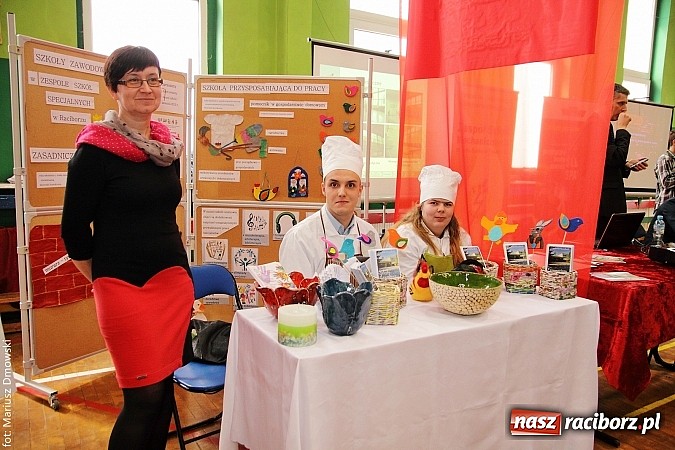 Zdjęcie w galerii na portalu naszraciborz.pl: MOS zapełnił się dziś gimnazjalistami  wiadomości z regionu