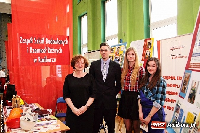 Zdjęcie w galerii na portalu naszraciborz.pl: MOS zapełnił się dziś gimnazjalistami  wiadomości z regionu