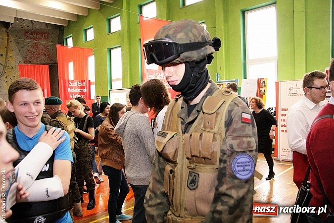 Zdjęcie w galerii na portalu naszraciborz.pl: MOS zapełnił się dziś gimnazjalistami  wiadomości z regionu