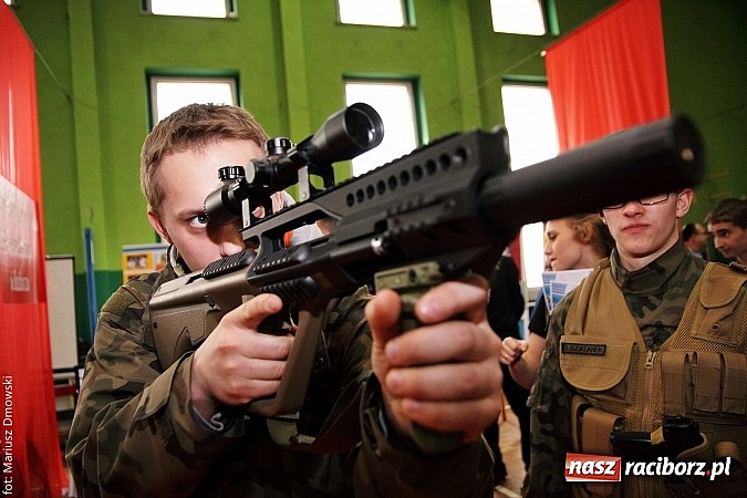 Zdjęcie w galerii na portalu naszraciborz.pl: MOS zapełnił się dziś gimnazjalistami  wiadomości z regionu