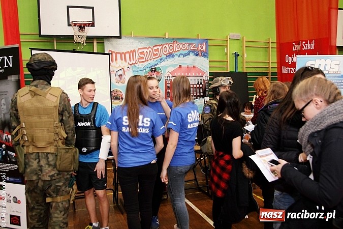 Zdjęcie w galerii na portalu naszraciborz.pl: MOS zapełnił się dziś gimnazjalistami  wiadomości z regionu