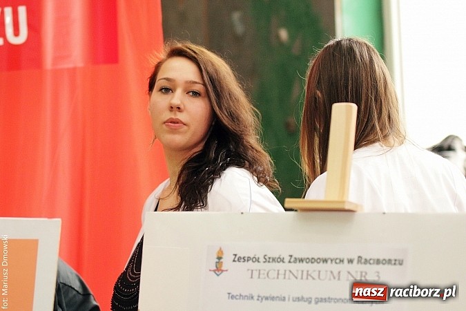 Zdjęcie w galerii na portalu naszraciborz.pl: MOS zapełnił się dziś gimnazjalistami  wiadomości z regionu