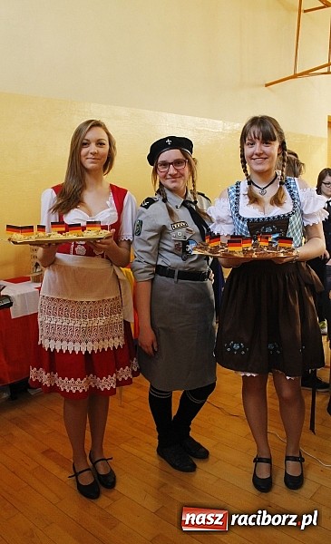 Zdjęcie w galerii na portalu naszraciborz.pl: Dni otwarte w Mickiewiczu. Zobacz jak uczniowie promują II LO wiadomości z regionu