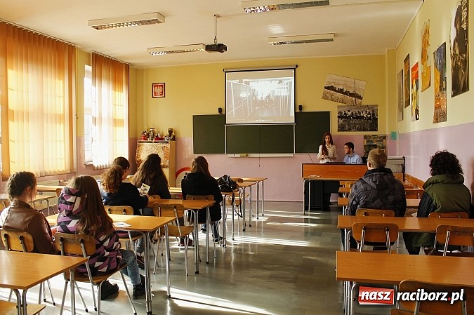 Zdjęcie w galerii na portalu naszraciborz.pl: Dni otwarte w Mickiewiczu. Zobacz jak uczniowie promują II LO wiadomości z regionu