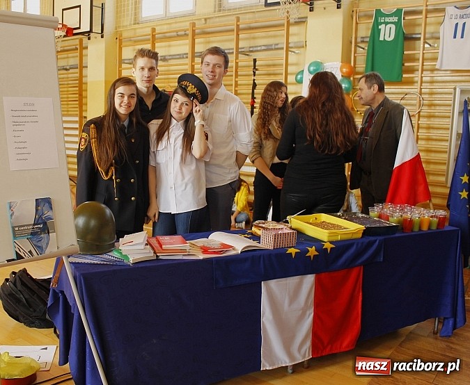 Zdjęcie w galerii na portalu naszraciborz.pl: Dni otwarte w Mickiewiczu. Zobacz jak uczniowie promują II LO wiadomości z regionu
