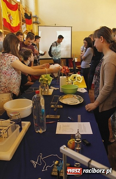 Zdjęcie w galerii na portalu naszraciborz.pl: Dni otwarte w Mickiewiczu. Zobacz jak uczniowie promują II LO wiadomości z regionu