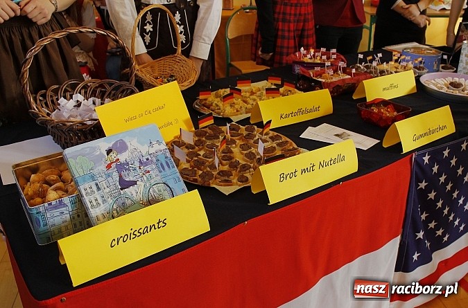 Zdjęcie w galerii na portalu naszraciborz.pl: Dni otwarte w Mickiewiczu. Zobacz jak uczniowie promują II LO wiadomości z regionu