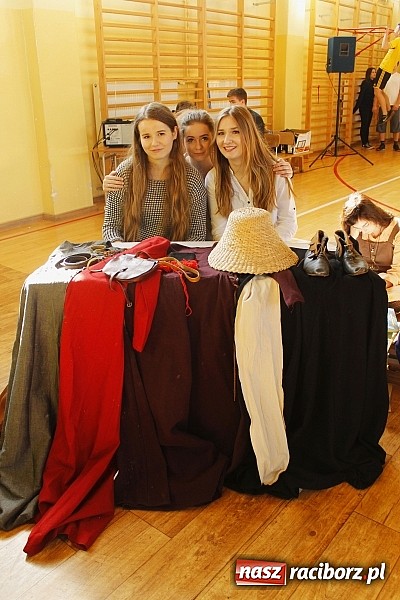 Zdjęcie w galerii na portalu naszraciborz.pl: Dni otwarte w Mickiewiczu. Zobacz jak uczniowie promują II LO wiadomości z regionu