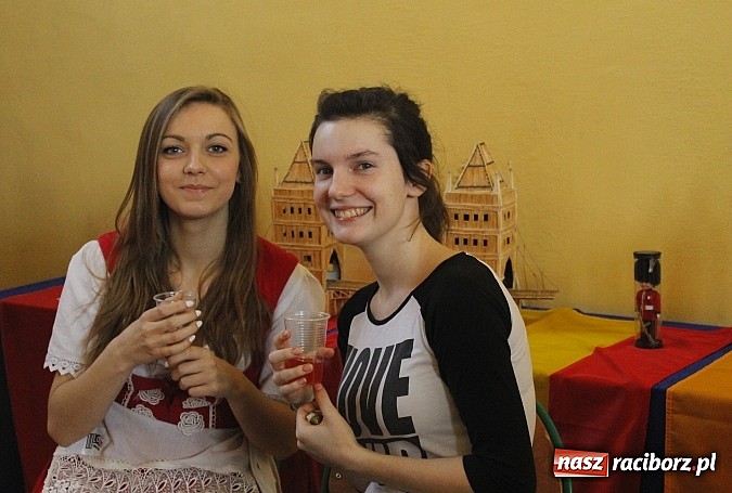 Zdjęcie w galerii na portalu naszraciborz.pl: Dni otwarte w Mickiewiczu. Zobacz jak uczniowie promują II LO wiadomości z regionu