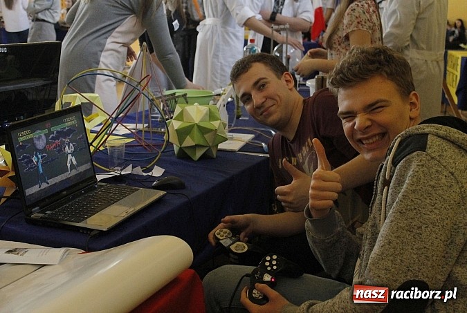 Zdjęcie w galerii na portalu naszraciborz.pl: Dni otwarte w Mickiewiczu. Zobacz jak uczniowie promują II LO wiadomości z regionu