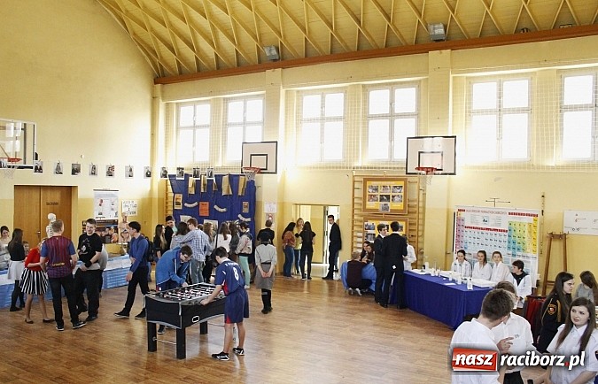 Zdjęcie w galerii na portalu naszraciborz.pl: Dni otwarte w Mickiewiczu. Zobacz jak uczniowie promują II LO wiadomości z regionu