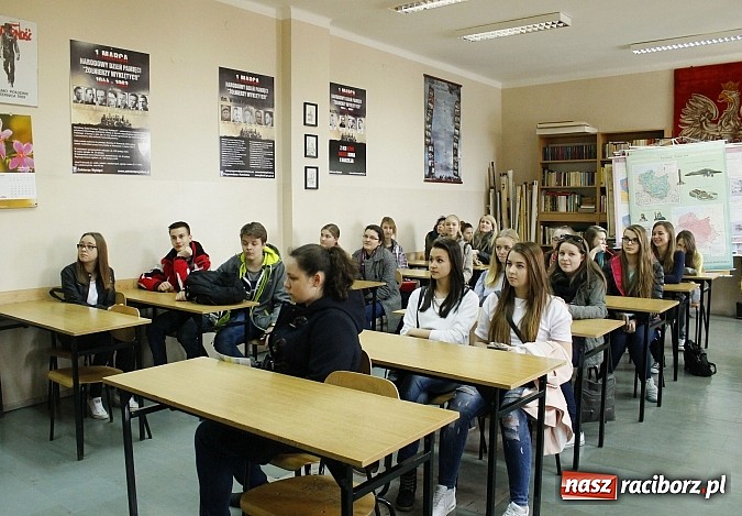 Zdjęcie w galerii na portalu naszraciborz.pl: Dni otwarte w Mickiewiczu. Zobacz jak uczniowie promują II LO wiadomości z regionu