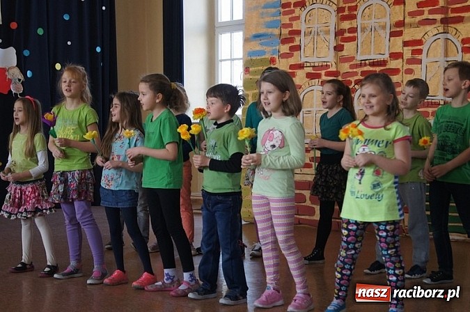 Zdjęcie w galerii na portalu naszraciborz.pl: Wiosna w SP 4 z Panem Hilarym wiadomości z regionu