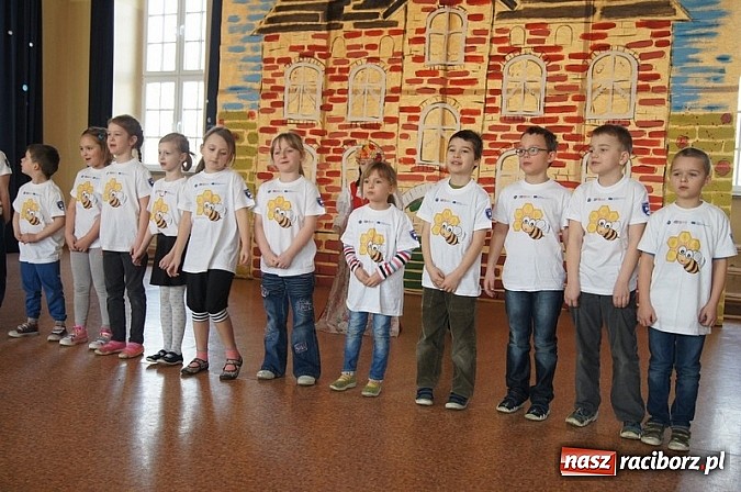 Zdjęcie w galerii na portalu naszraciborz.pl: Wiosna w SP 4 z Panem Hilarym wiadomości z regionu