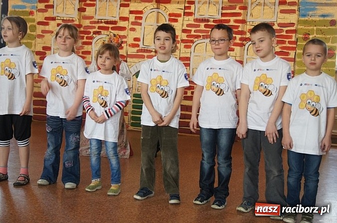 Zdjęcie w galerii na portalu naszraciborz.pl: Wiosna w SP 4 z Panem Hilarym wiadomości z regionu