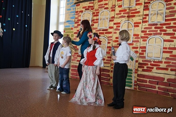 Zdjęcie w galerii na portalu naszraciborz.pl: Wiosna w SP 4 z Panem Hilarym wiadomości z regionu